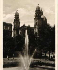 München Partie im Hofgarten und Theatinerkirche;  Deutschland