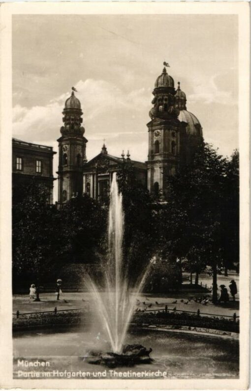 München Partie im Hofgarten und Theatinerkirche;  Deutschland